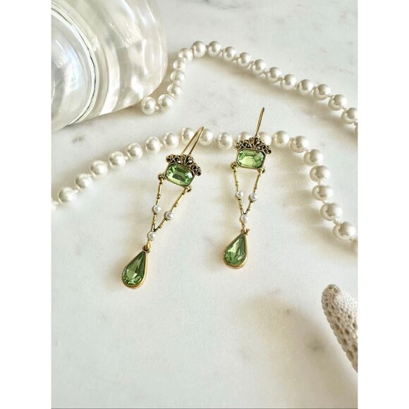 Light green rhinestone Art Deco dangle earrings with faux pearl - Picture 1 of 3